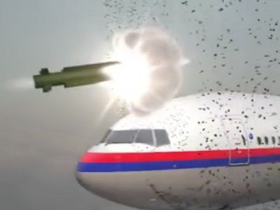 "Боинг" МН-17 и ракета. Фото: скриншот видео youtube.com/watch?v=bPBzABXtQKA