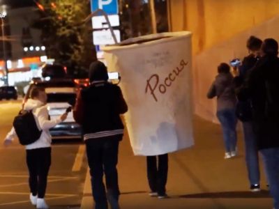 Активист "Бессрочного протеста" Иван Сажин, который гуляет в костюме пластикового стаканчика – "символом протестов 2019 года". Скриншот из видео: svoboda.org